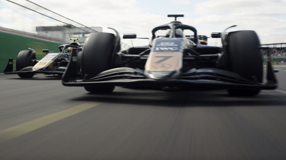 暑期档燃爽视效大片《F1：狂飙飞车》曝“热血狂飙”版预告