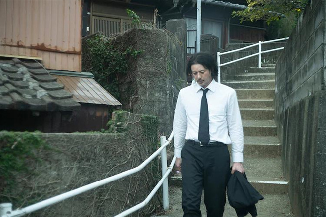 入围上影节！小田切让松隆子《夏日沙上》曝剧照